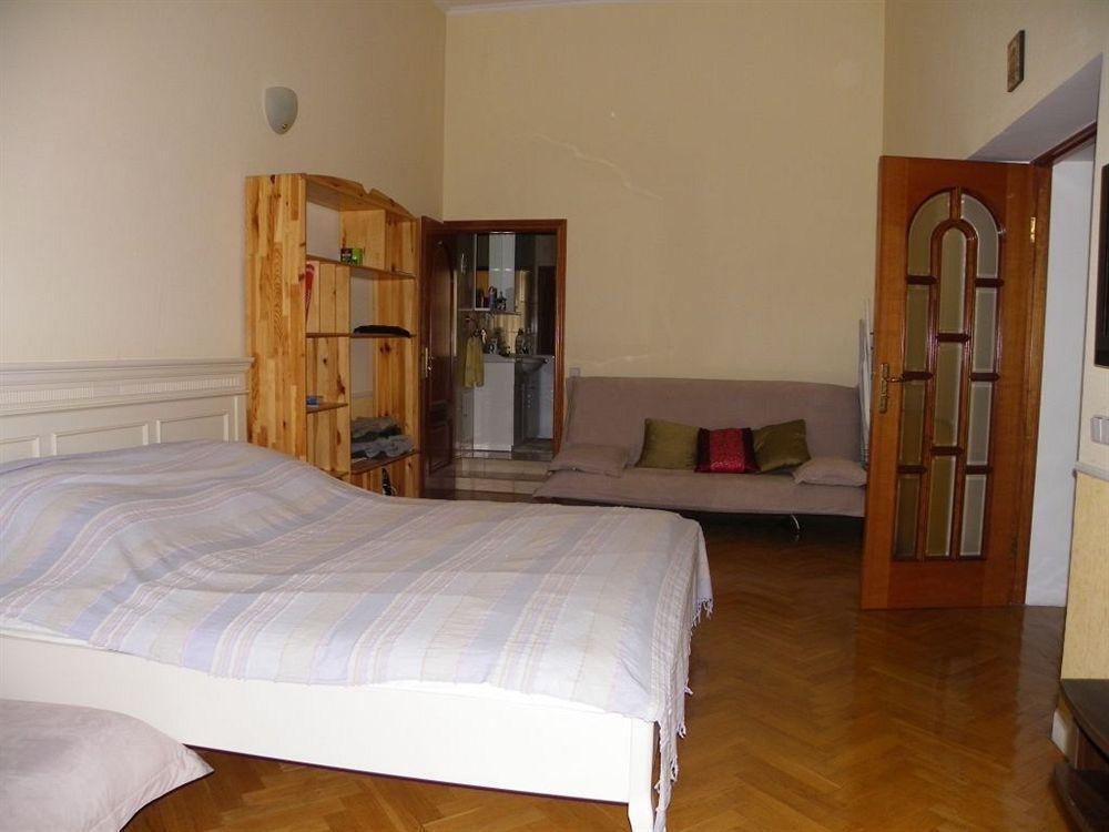 Pecherskie Lipki Hotel Kiev Exterior photo